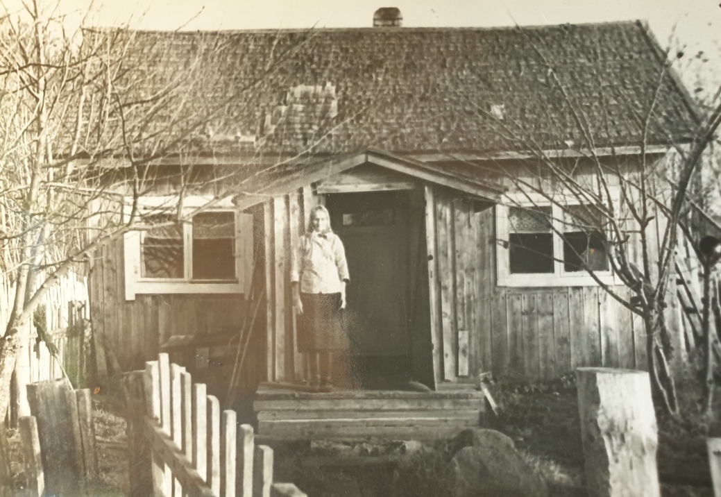 1952 год: бабушка у финского домика