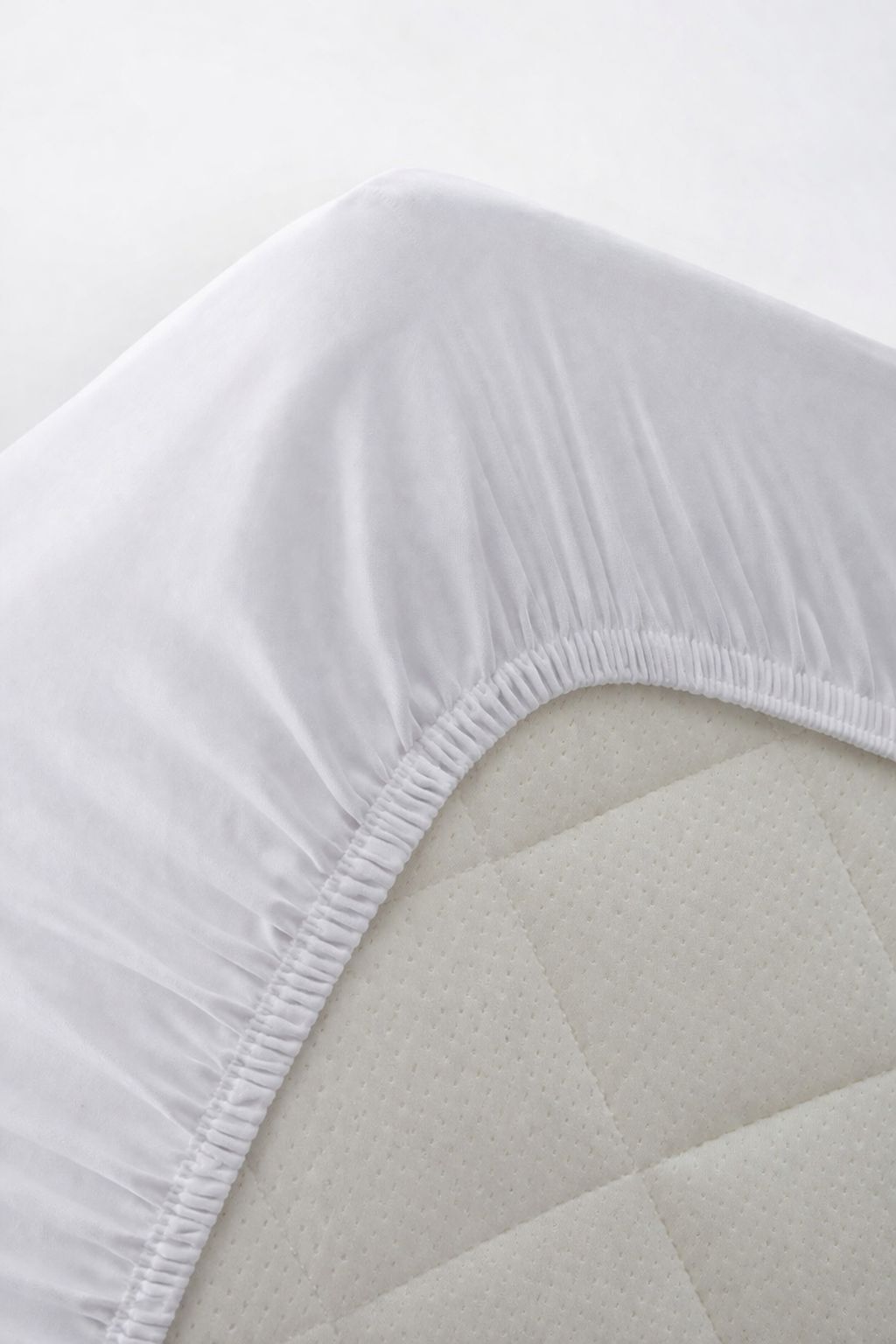 Аккуратно заправленная кровать: простыня держится по периметру матраса