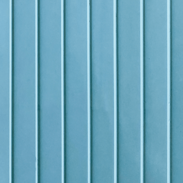 Es ist ein Zaunausschnitt aus pulverbeschichtetem Metall zu sehen