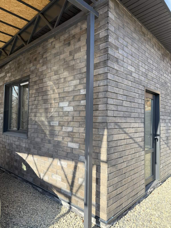 Угловой элемент фасада StoneHouse с расстояния трёх метров