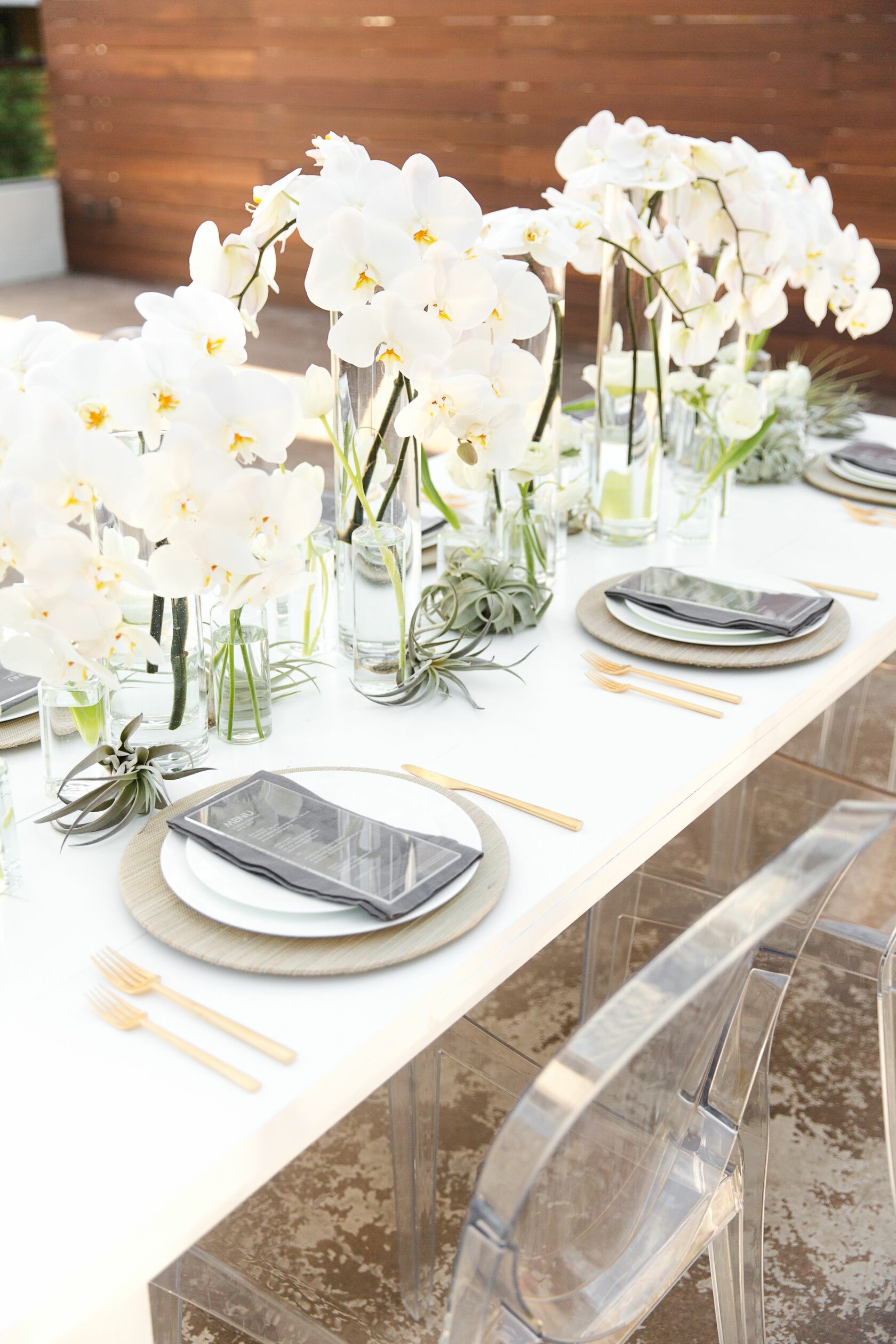 Украшение свадебного стола живыми цветами — оформление стола жениха и невесты цветами на свадьбу