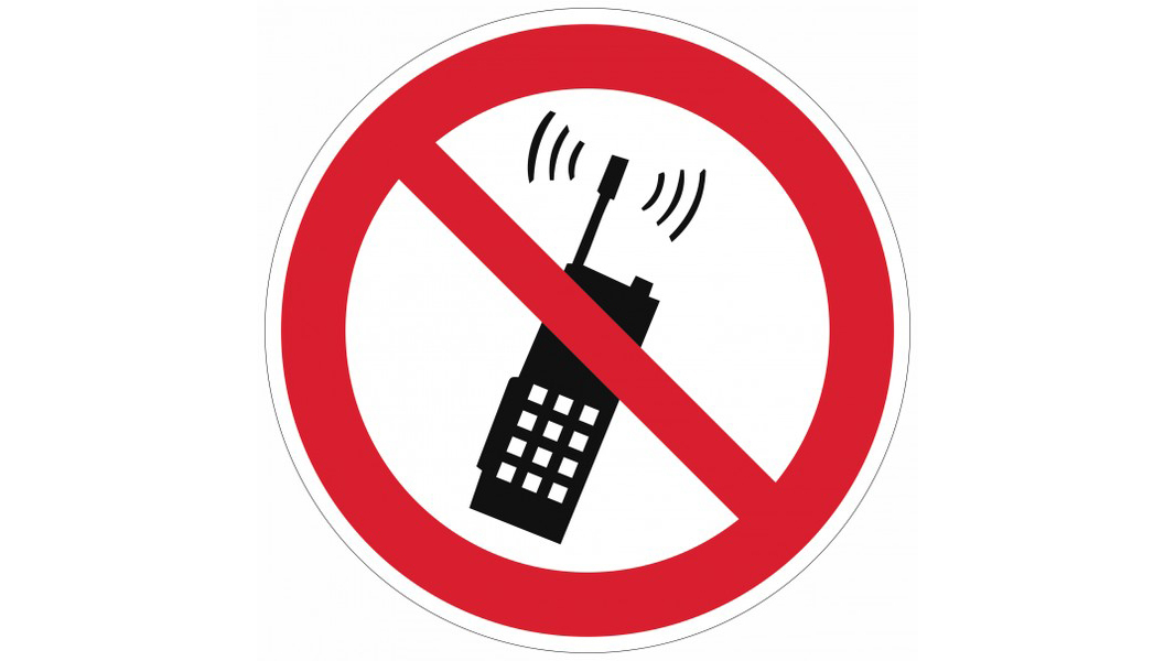 Запрет на игры в телефоне. Знак запрещается пользоваться мобильным телефоном. Запрещающие знаки безопасности. Табличка запрет телефона. Мобильные телефоны запрещены табличка.