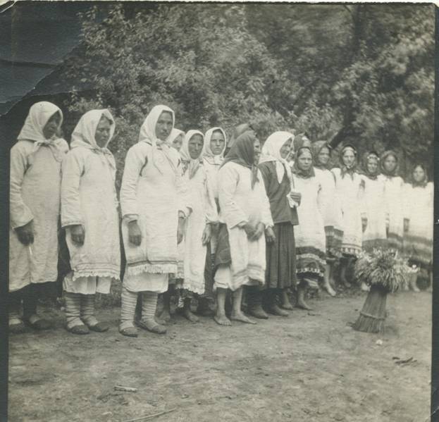 Завершение жатвы в Орловской губернии в 1914 году — женщины с украшенным снопом