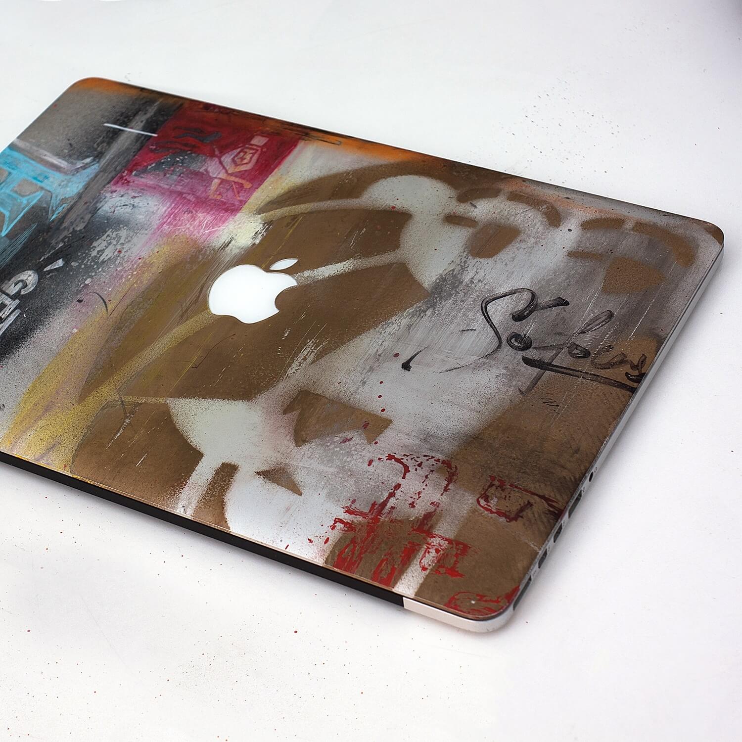 Стикерпаки, значки, нашивки, кулон и прочий мерч со львом. Автор Алексей Бархан.