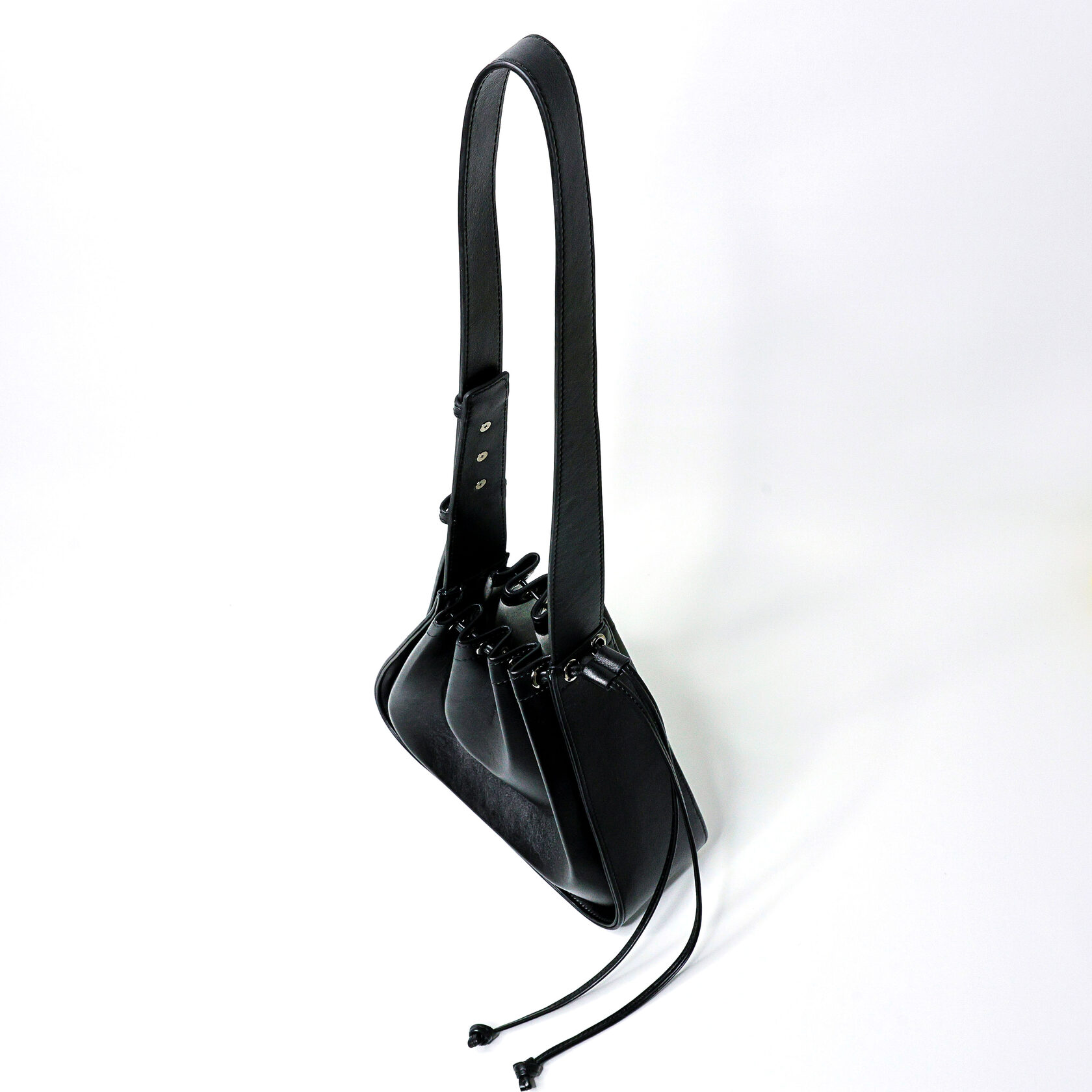 дизайнерская сумка Drift архитектурной формы черного цвета из натуральной кожи