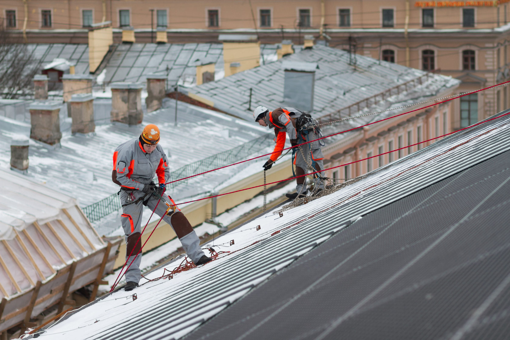 Уборка снега с крыш в Москве промышленными альпинистами - АЛЬП-ТРЕСТ