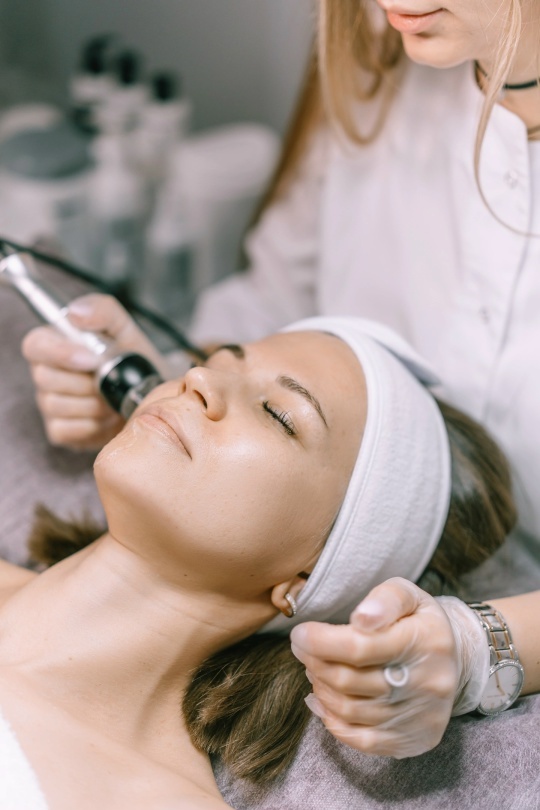 RF-лифтинг. — Улучшение овала лица и контура подбородка — Снижение мелких морщин и «гусиных лапок» — Уплотнение кожи, уменьшение «второго подбородка» — Эффект «естественного лифтинга» — без уколов, без операций. 