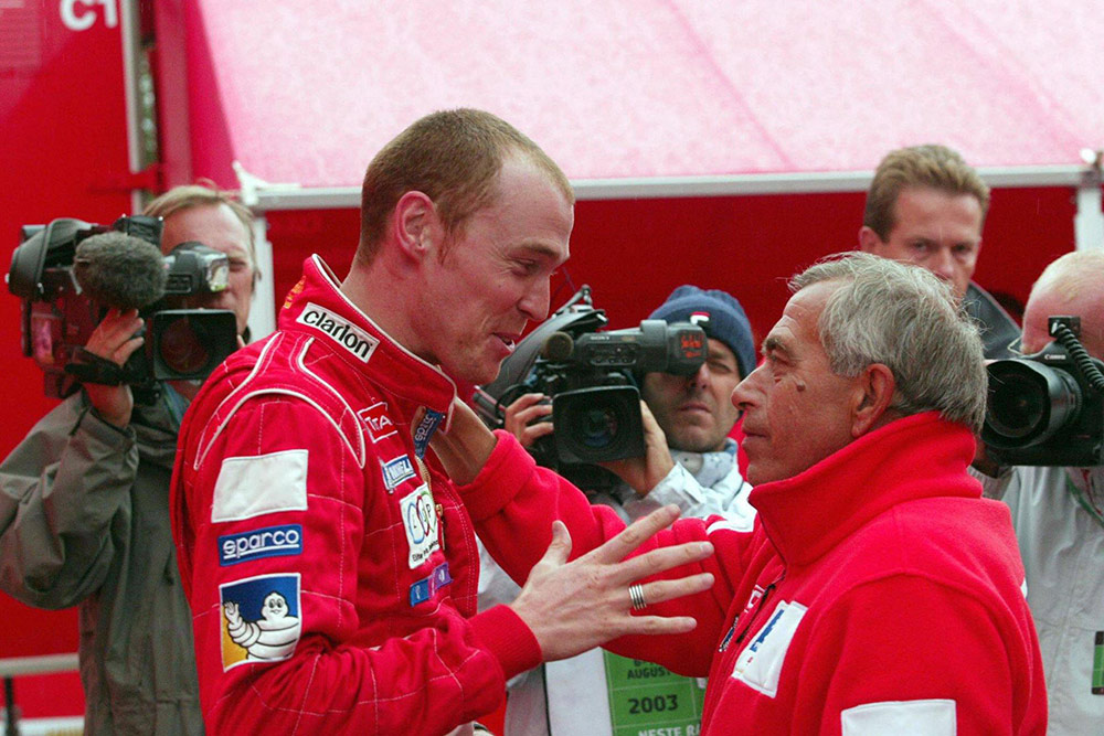 Пилот Peugeot Sport Ричард Бёрнс и руководитель команды Коррадо Провера, ралли Финляндия 2003