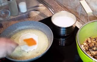 Приготовление жюльена с курицей, грибами, сыром и ветчиной: шаг 9