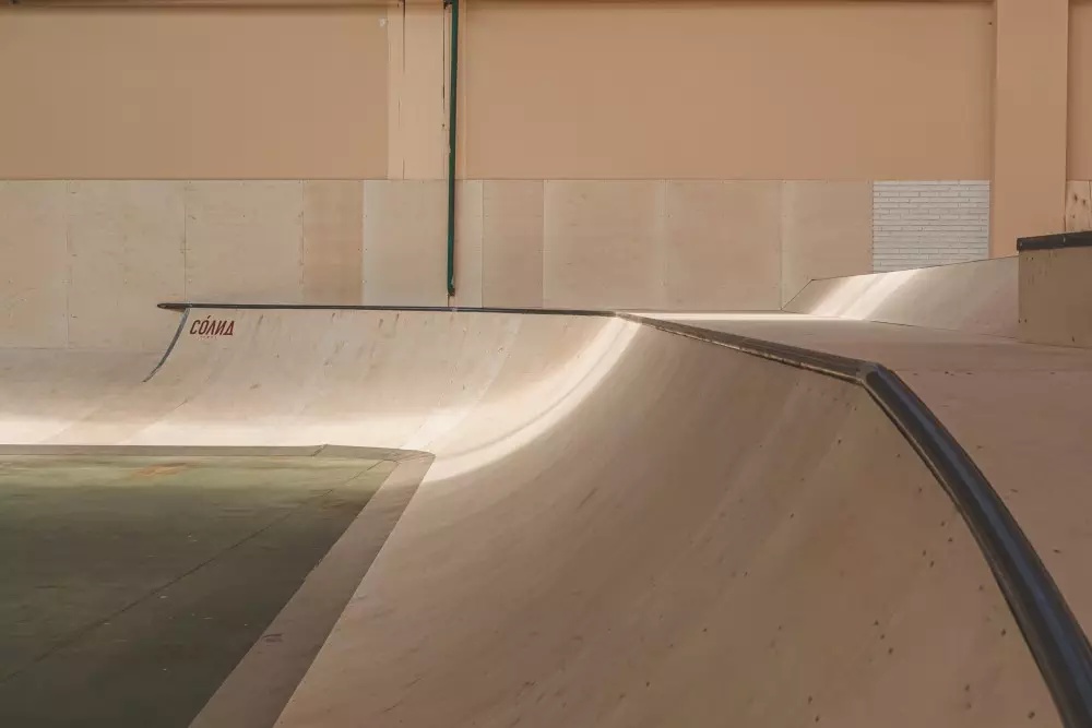 Закрытый скейт парк в москве для самокатов. Крытый скейтпарки в москве. Парк сокольники скейт площадка. Kss скейт парк в москве. Скейт парк ксс москва.