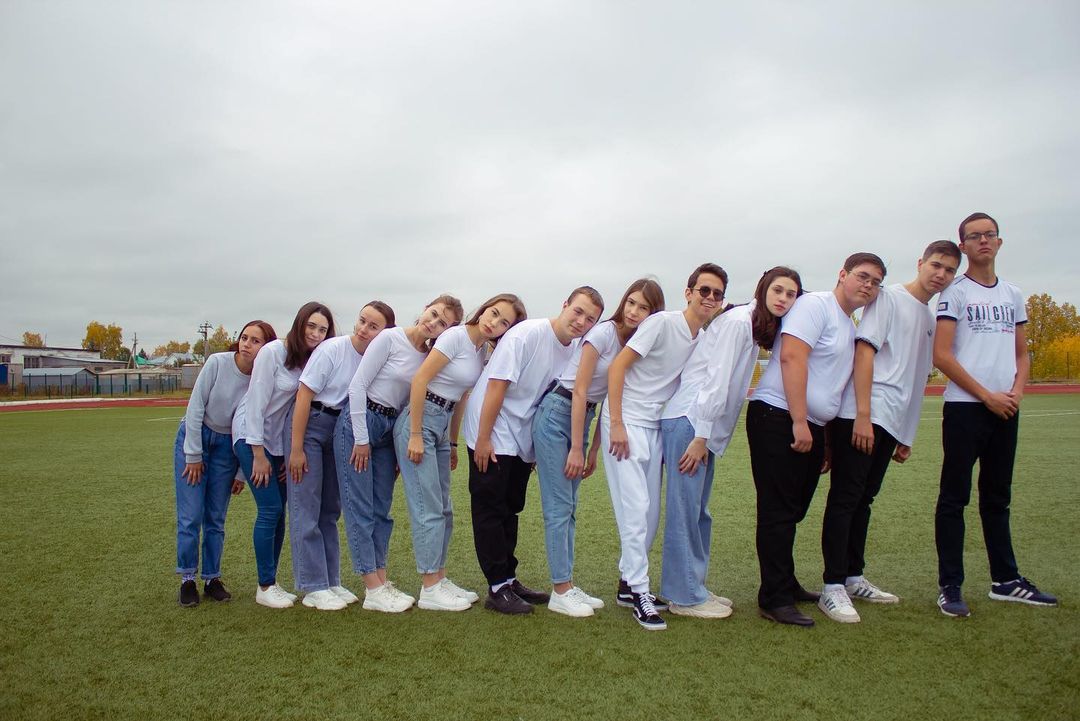 фотосессия школьников в белых футболках