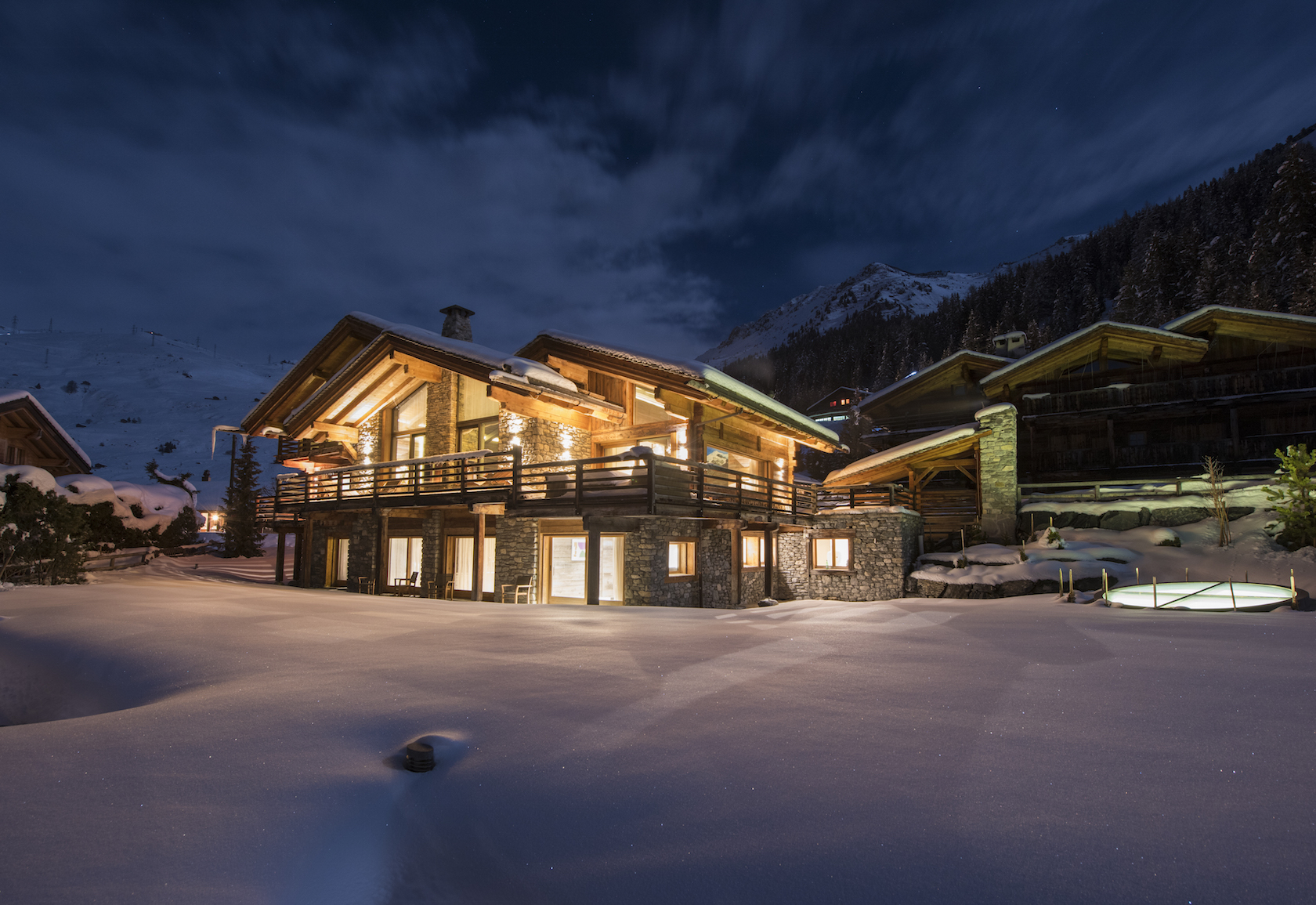 Погода в шале. Дом Шале в Швейцарии Вербье. Вербье (Verbier), Швейцария ночи. Шале Ачипсе. Шале Максвел Эпштейн Альпы Эндрю Вербье в Швейцарии..