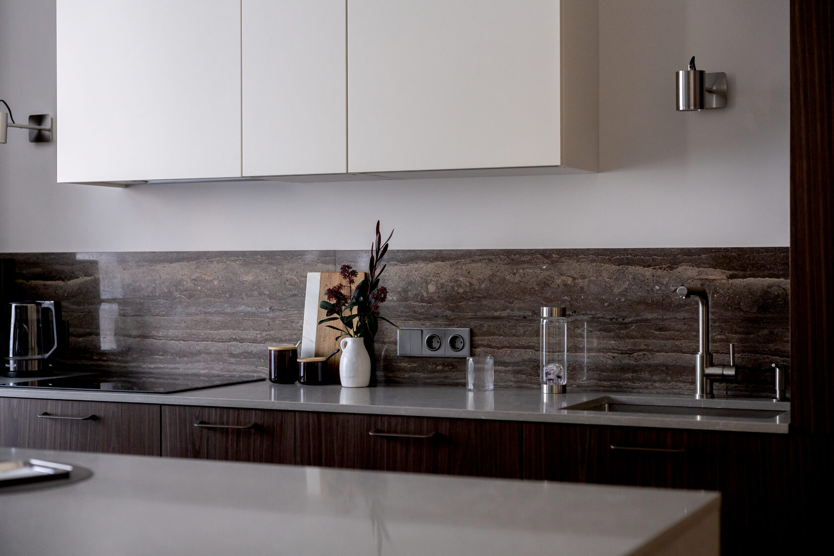 Столовая зона с встроенными шкафами