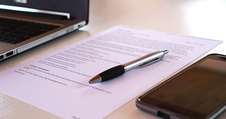 лист договора и автоматическая ручка