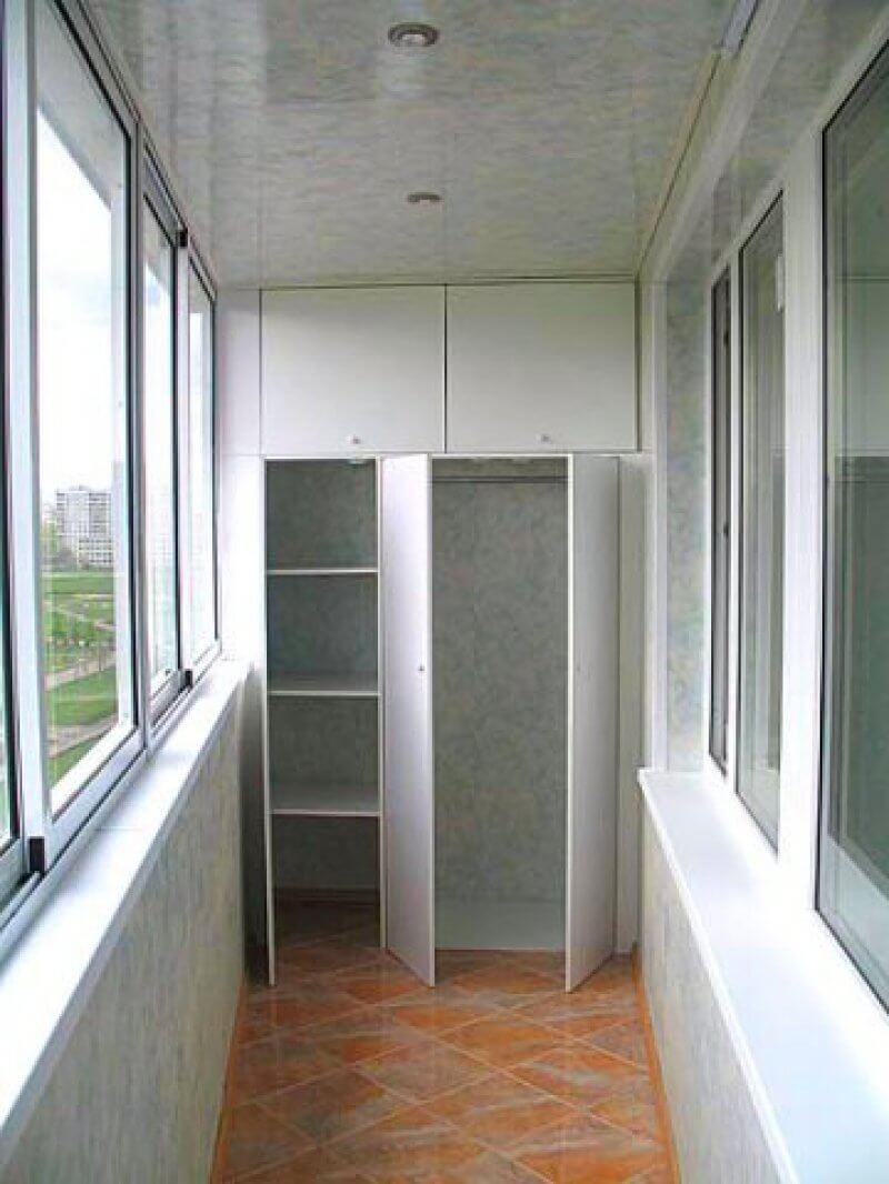 Отделка балкона со шкафчиками