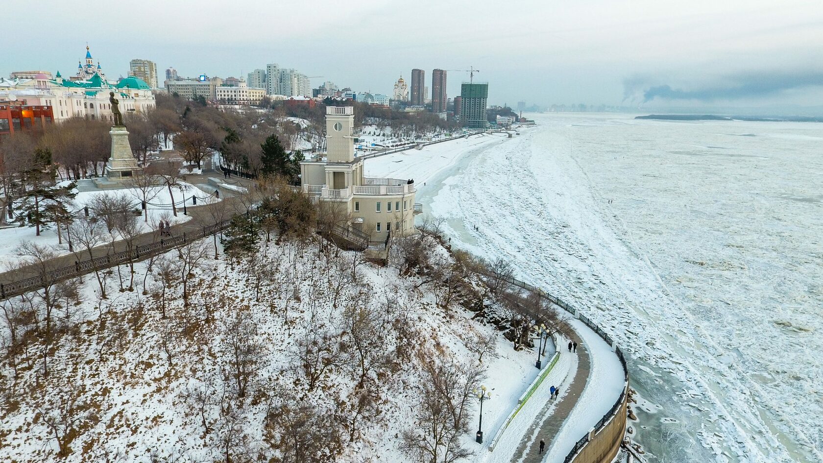 Хабаровск фото 2023 год. Амурский Утес Хабаровск зима. Амурский Утес Хабаровск вид сверху. Хабаровск Муравьева Амурского зимой. Утес Хабаровск зимой.