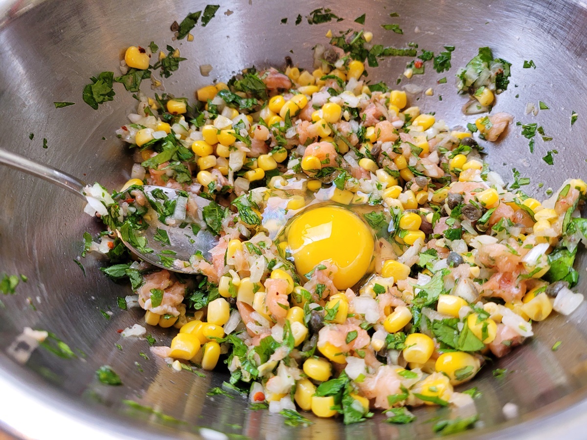 Котлеты - семга (лосось) и кукуруза с кинзой и луком. Фото рецепт.