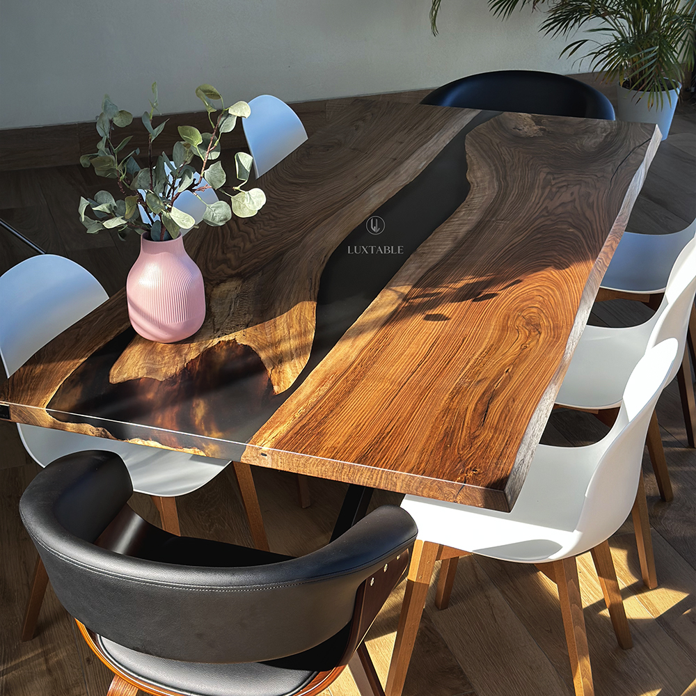 Epoxidharz Tische Alagoas aus europäischem Nussbaum und hellblauem Epoxidharz mit Metallic Effekt