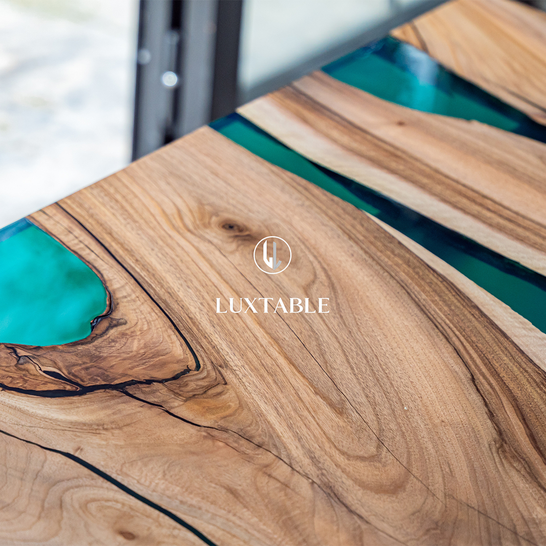 Epoxidharz Tische Alagoas aus europäischem Nussbaum und hellblauem Epoxidharz mit Metallic Effekt