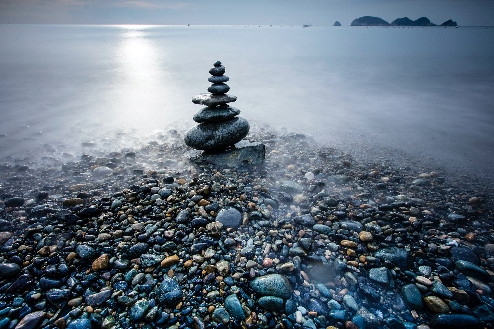 Пирамидка из камней, дымка над водой