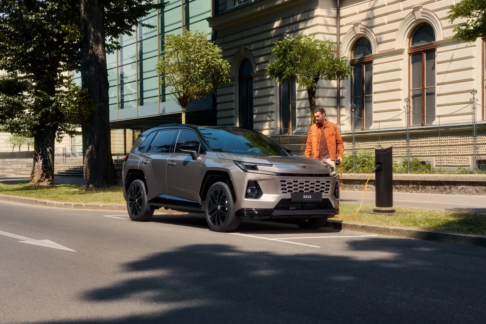 RAV4 Plug-in Hybrid на городской улице