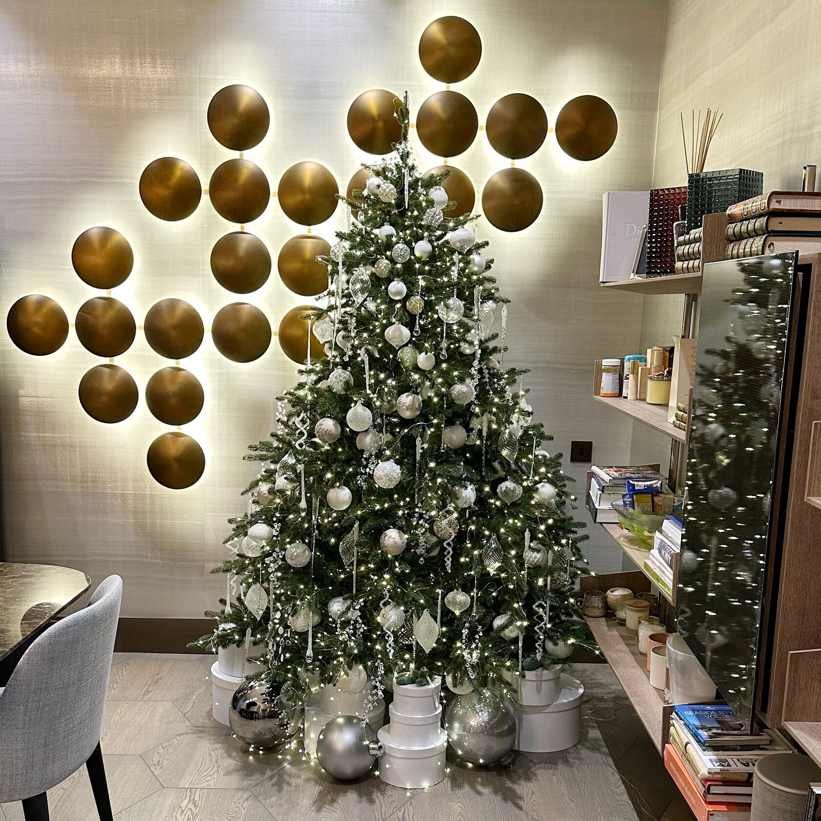 новогоднее оформление офисов, новогоднее оформление 2026, тренды новогоднего декора 2026