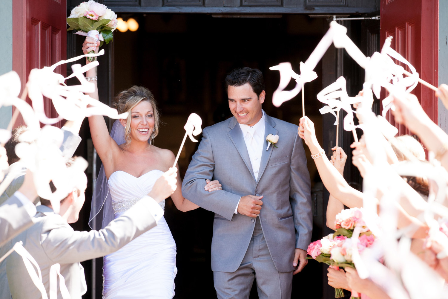 Встреча родителей с караваем на свадьбе. Выкуп невесты на свадьбе. Как встретить жениха в доме невесты. Встреча молодоженов. Дом для свадьбы.