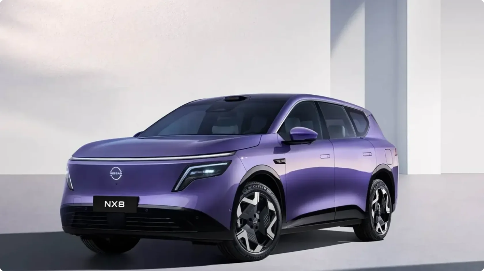 Новый электрический кроссовер Nissan NX8 в эксклюзивном фиолетовом цвете, вид спереди сбоку: светодиодная оптика, утопленные дверные ручки, лидар на крыше и стильные аэродинамические диски с шинами Michelin