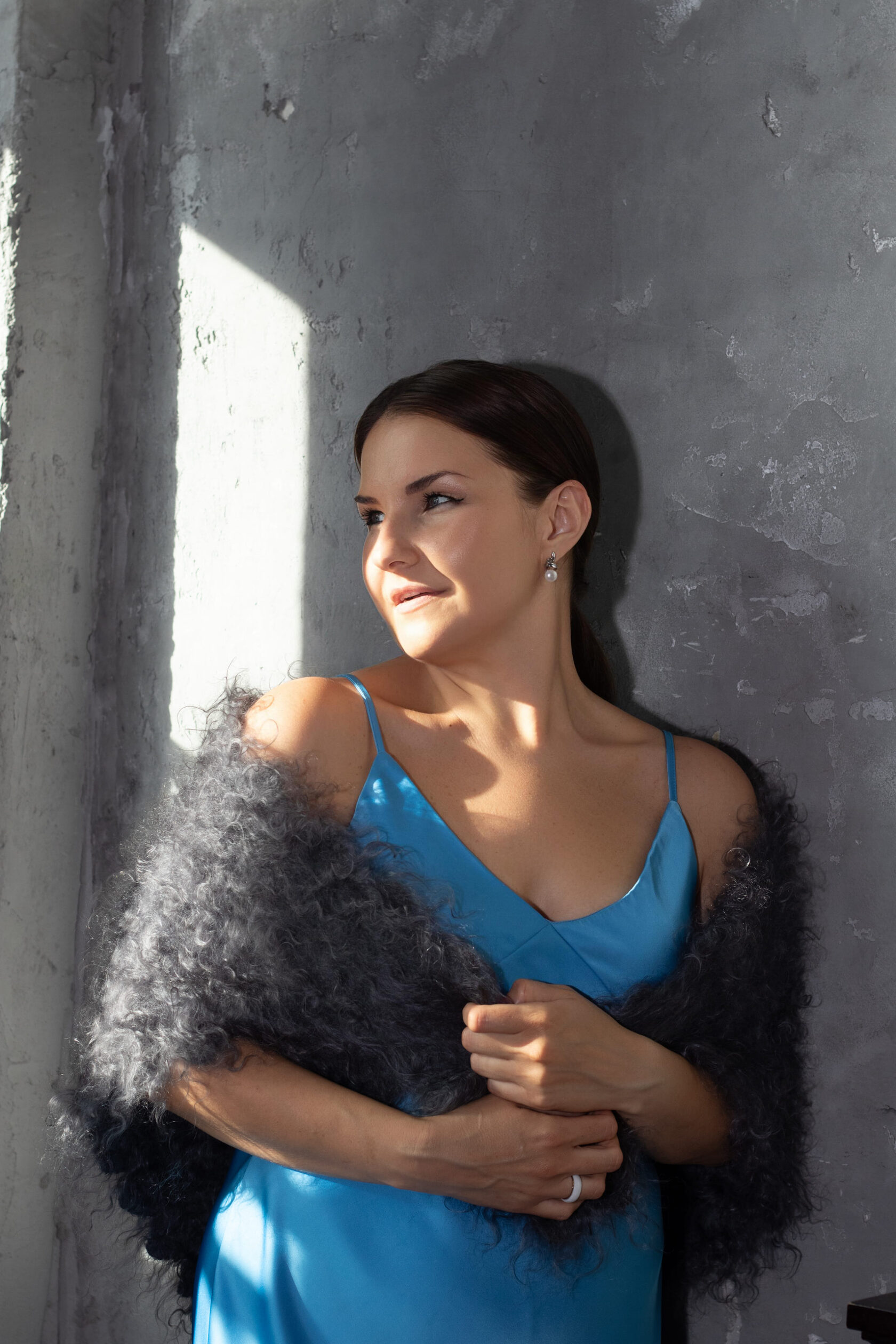 Женская косынка из козьего пуха ручной работы, серый цвет, примерка на модели