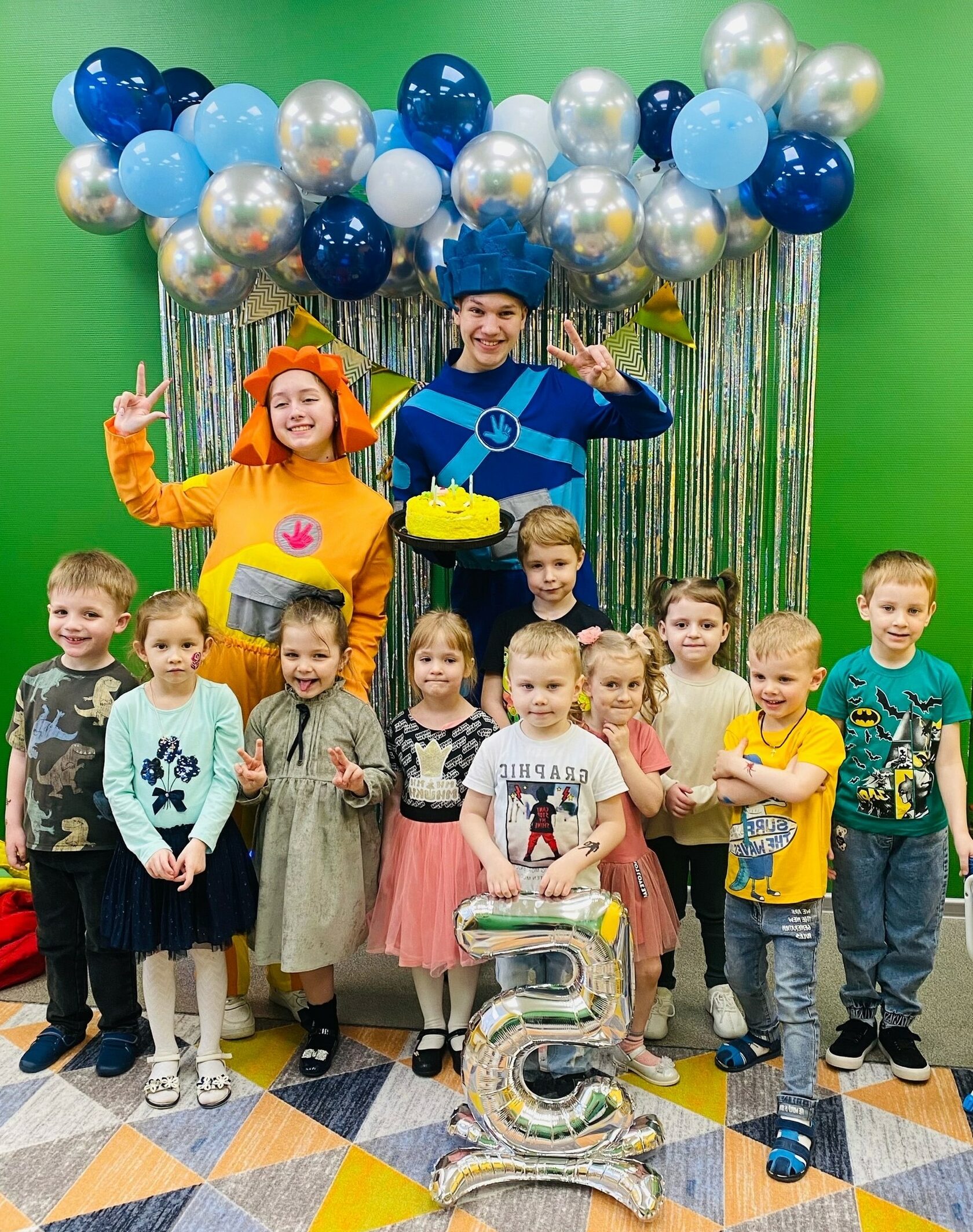 день рождения в детском клубе с аниматорами Фиксики на фоне шариков