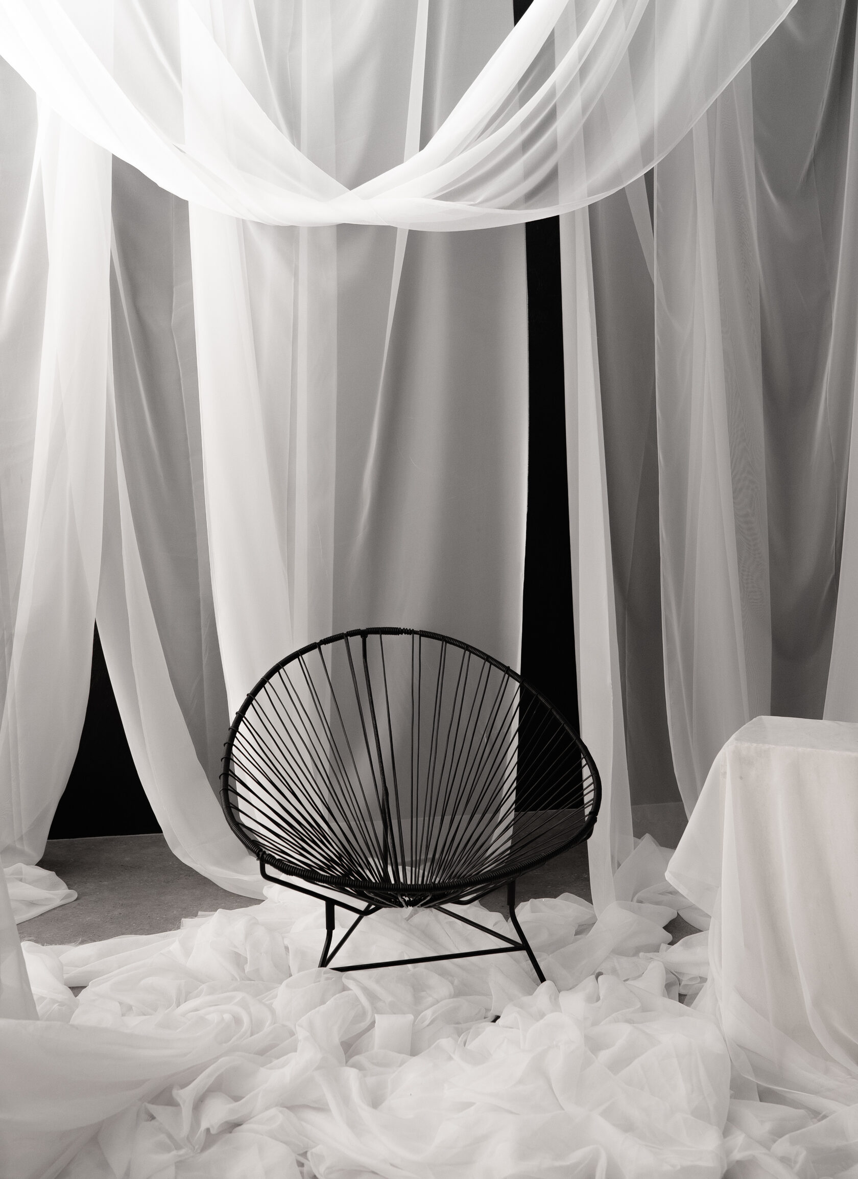 Черный диван на латексном фоне В зале black в Фотостудии в Липецке