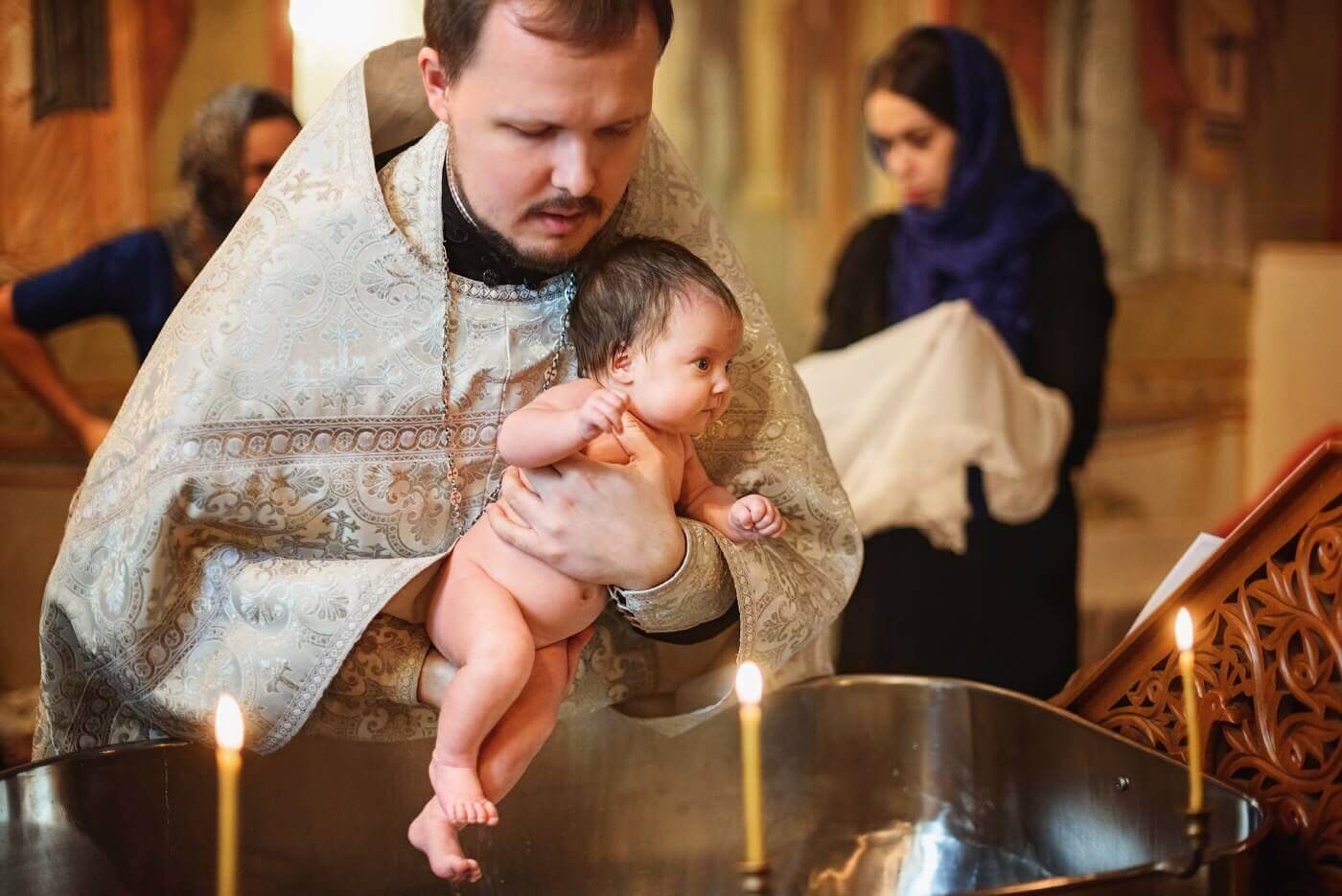 Крещение детей в церкви. Крестины ребенка. Крестины в церкви. Крестины ребёнка в церкви. Фотосессия на крестины ребенка.