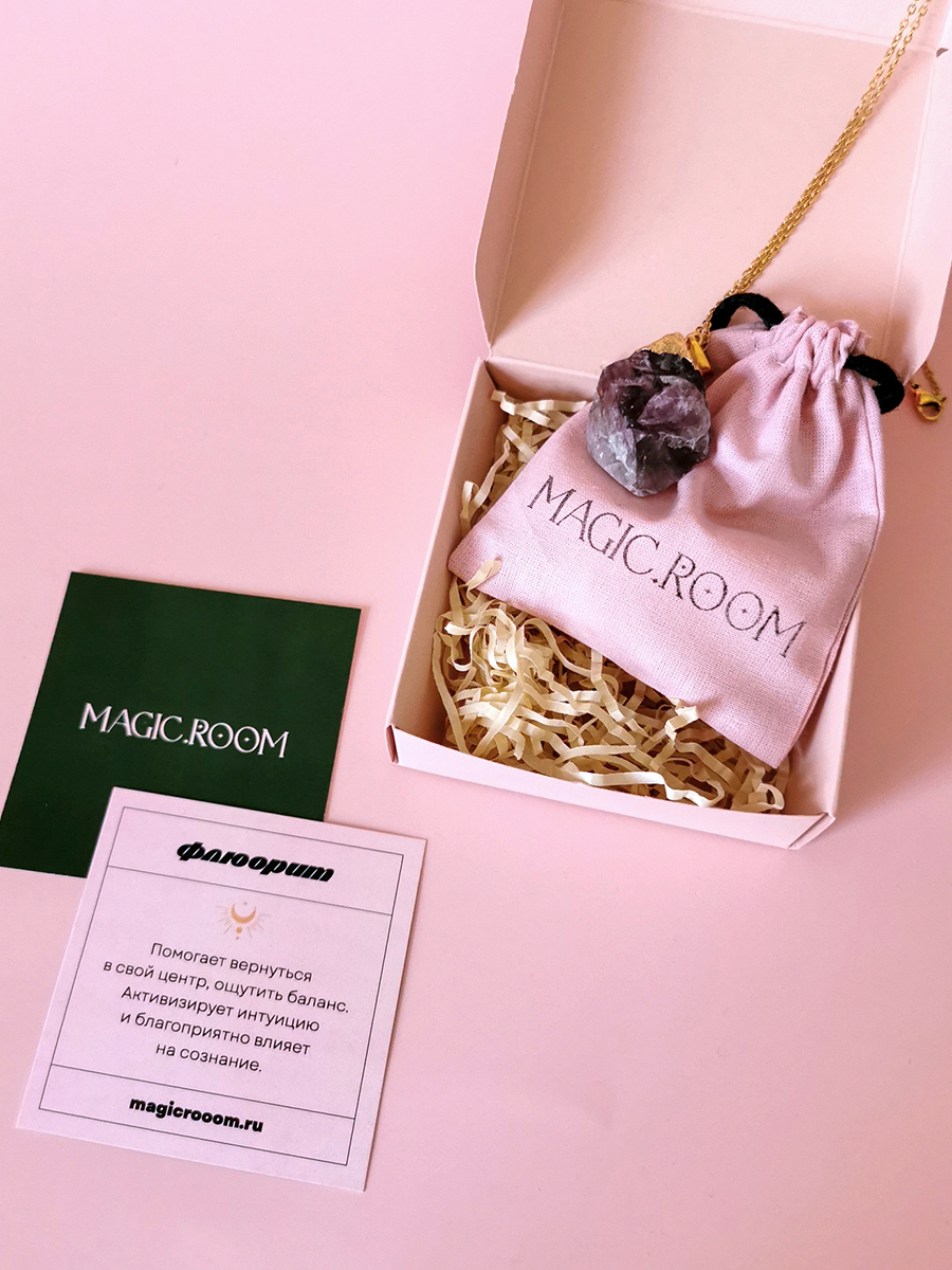 Подвеска с флюоритом на золотой цепочке