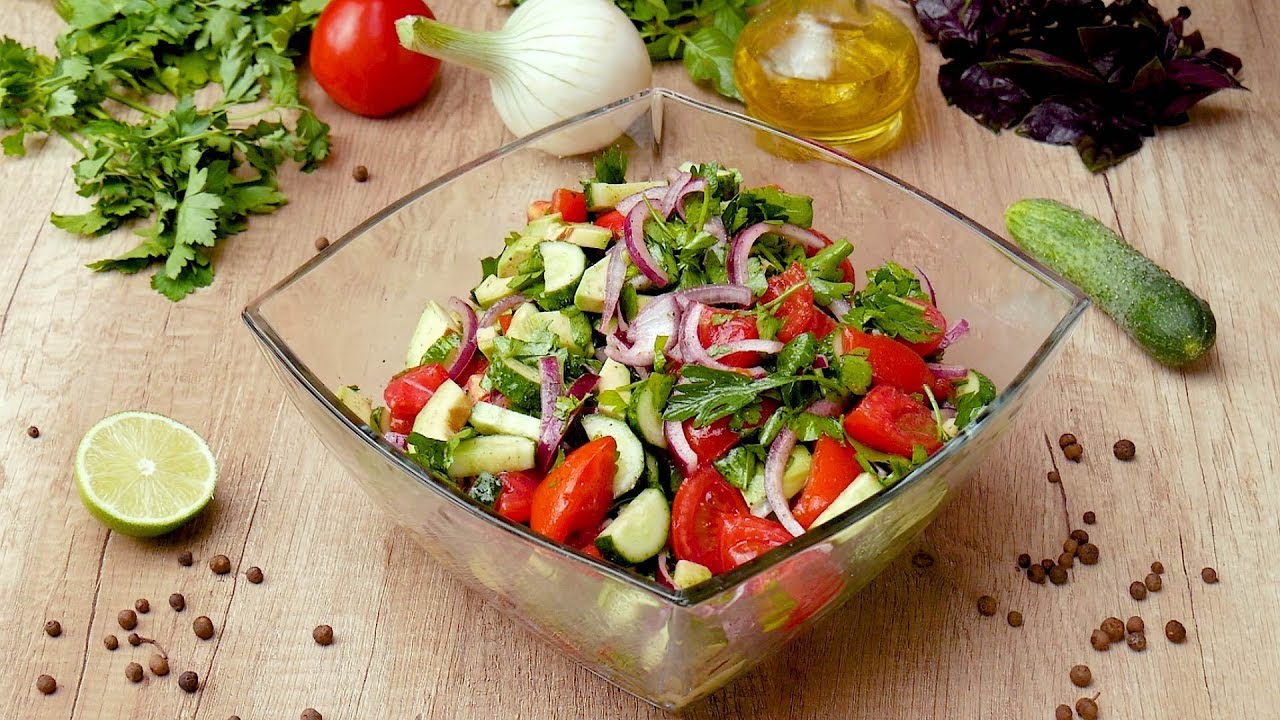 Салат сервелат огурец. Овощной салат. Легкий овощной салат. Салат овощной с маслом. Салат огурцы помидоры.