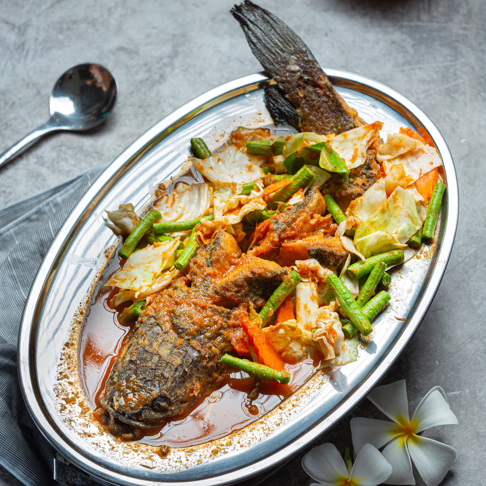 рыба, приготовленная целиком