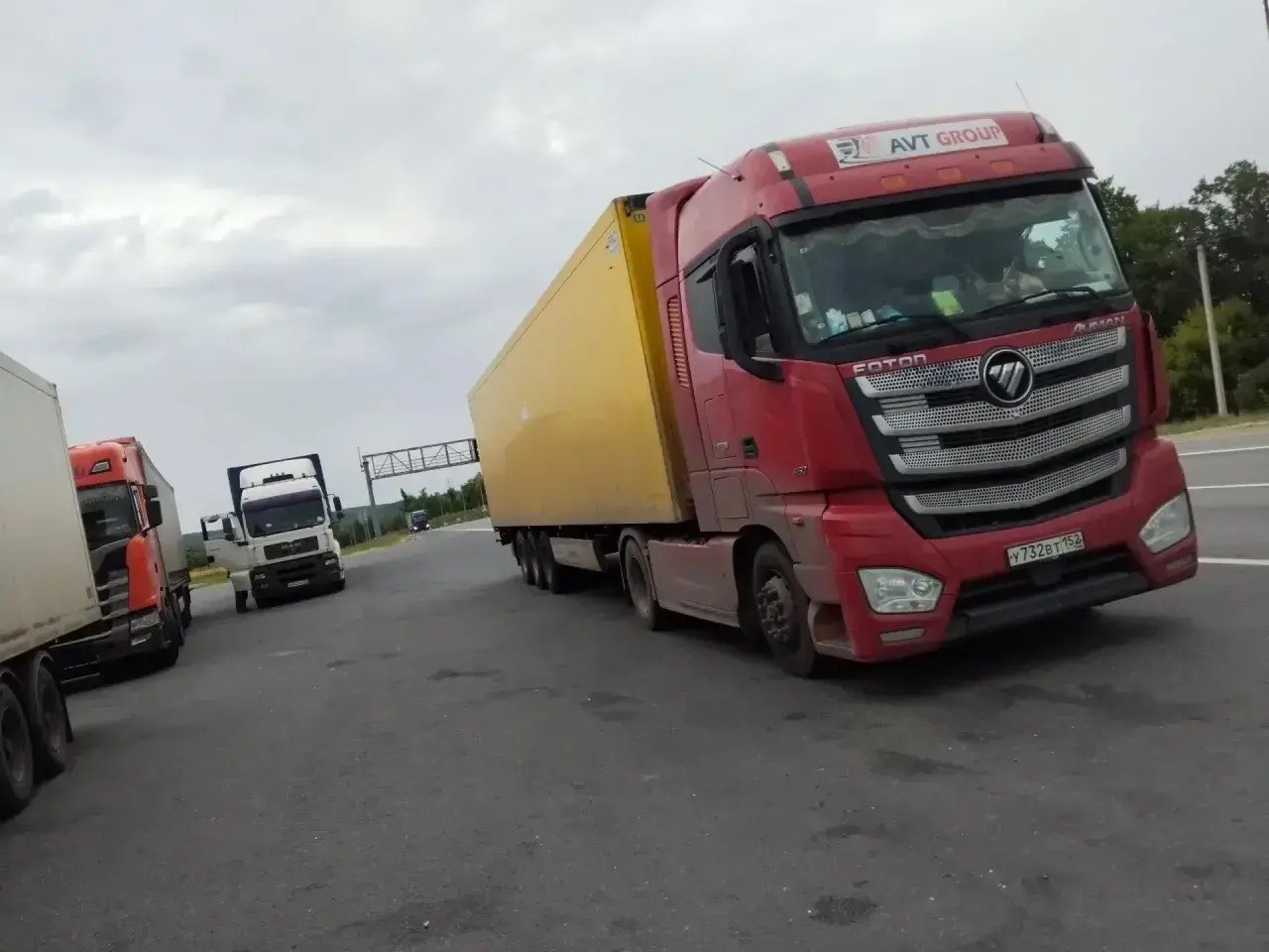 Foton Auman с жёлтым полуприцепом