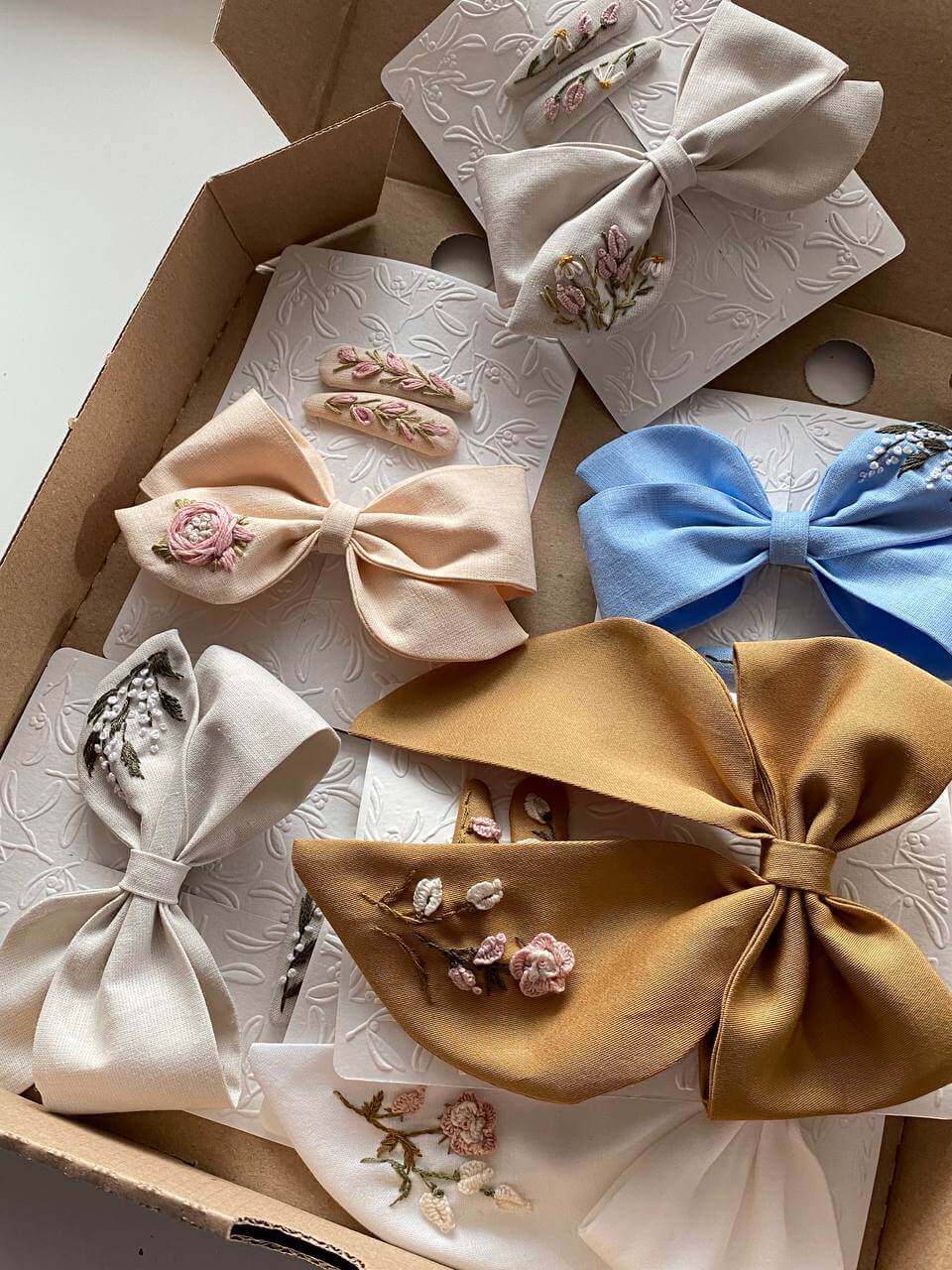 набор бант и заколок с вышивкой купить