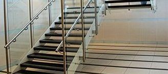 Подвесная лестница в ТЦ фото