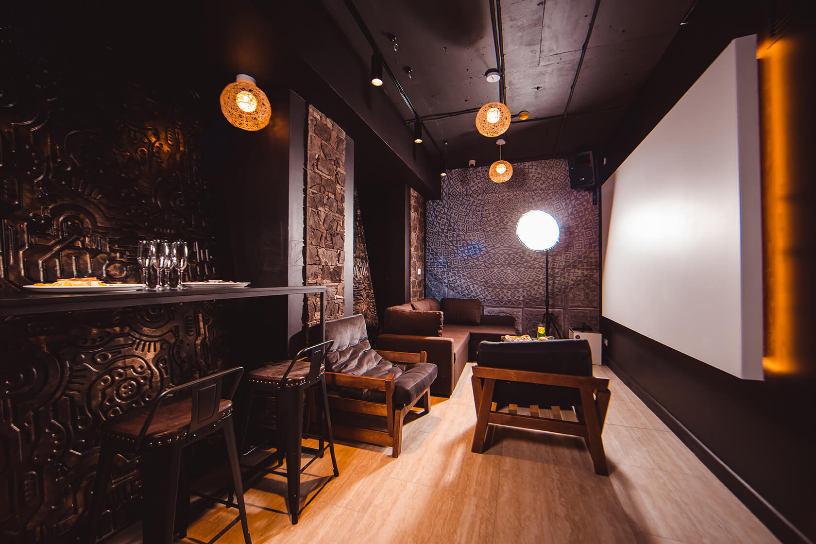 Аренда комнаты Ацтеки в лофте Party Hard на Киевской в Москве до 8 человек по цене от 1800 руб.