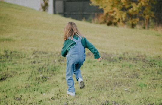 Девочка бежит