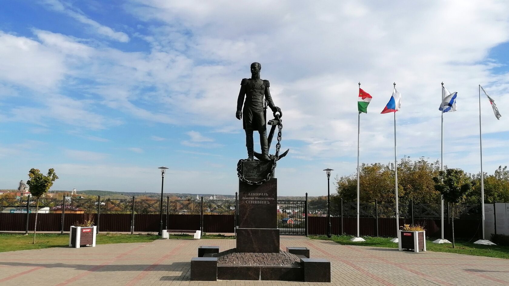 Боровск комлево. Боровск памятник адмиралу Сенявину. Памятник Сенявину в Боровске. Памятник Сенявину в Севастополе.