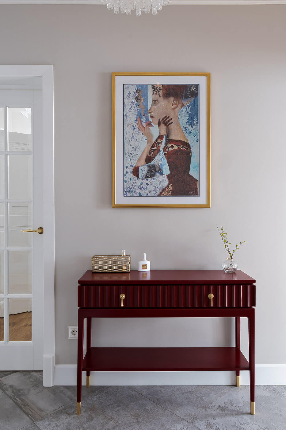 Новая Москва - Дизайн интерьера прихожая, комод, картина