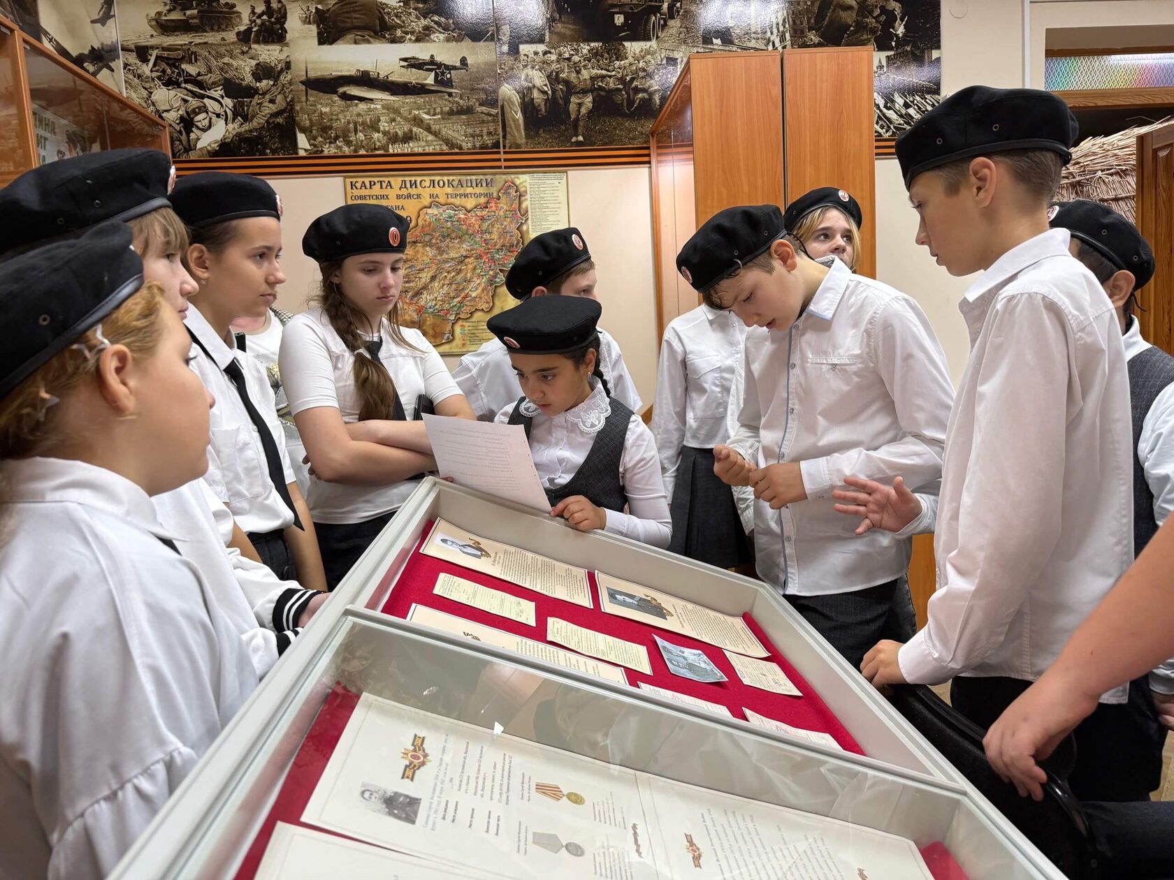 Ученики казачьего класса СОШ №85 изучают экспонаты музея ЦКР «Карасунский» на тематической экскурсии, посвящённой битве за Кавказ и героическим подвигам земляков.