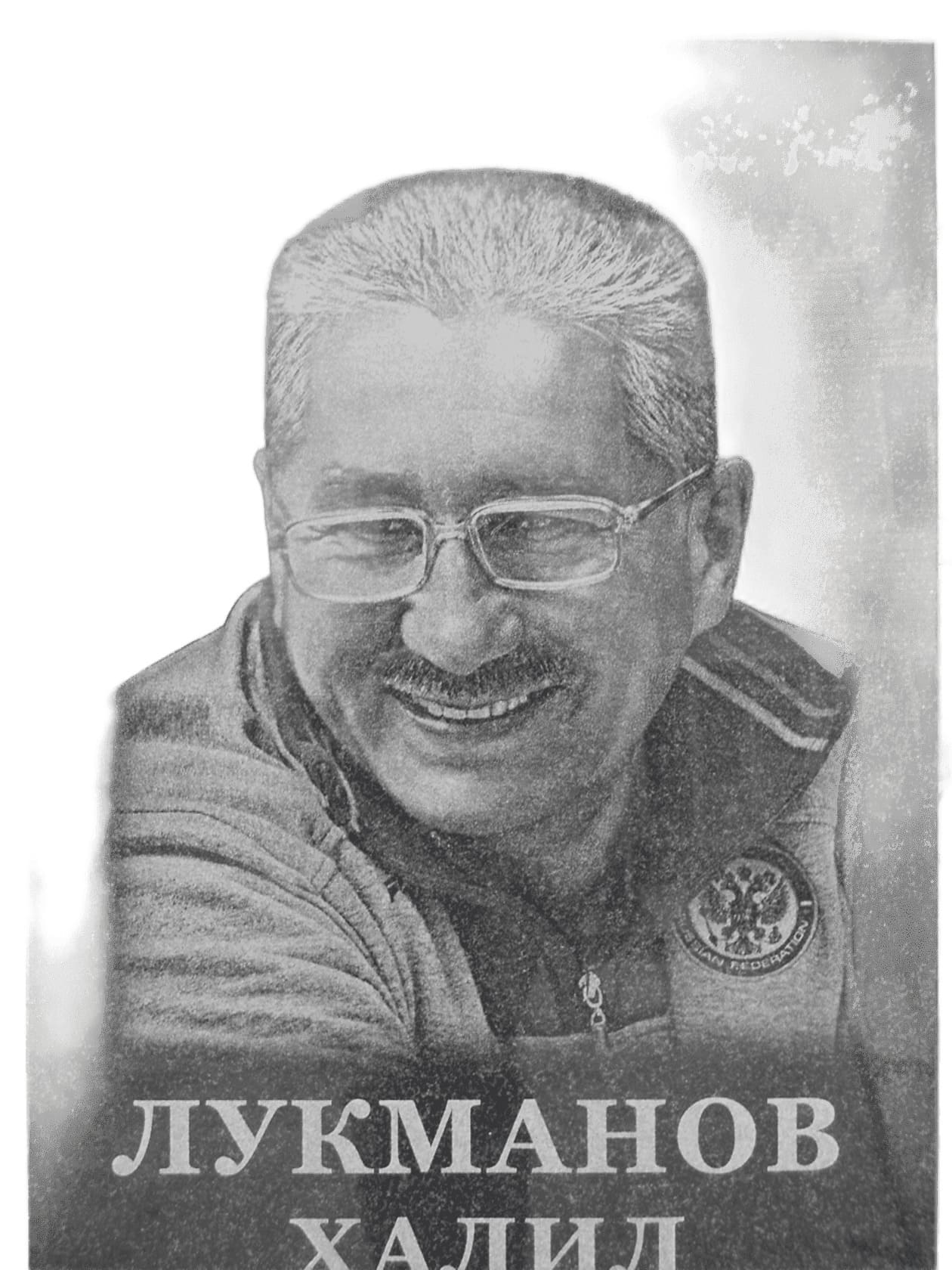 Памятник из Карельского гранита с увеличенным портретом, размер 1100х500