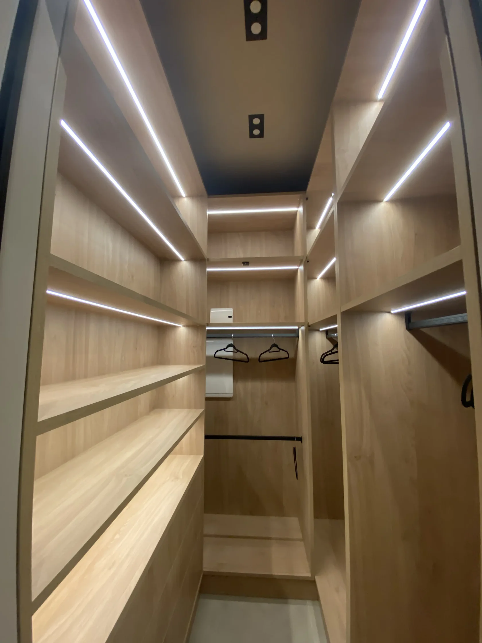 Гардеробная с LED-подсветкой и ящиками