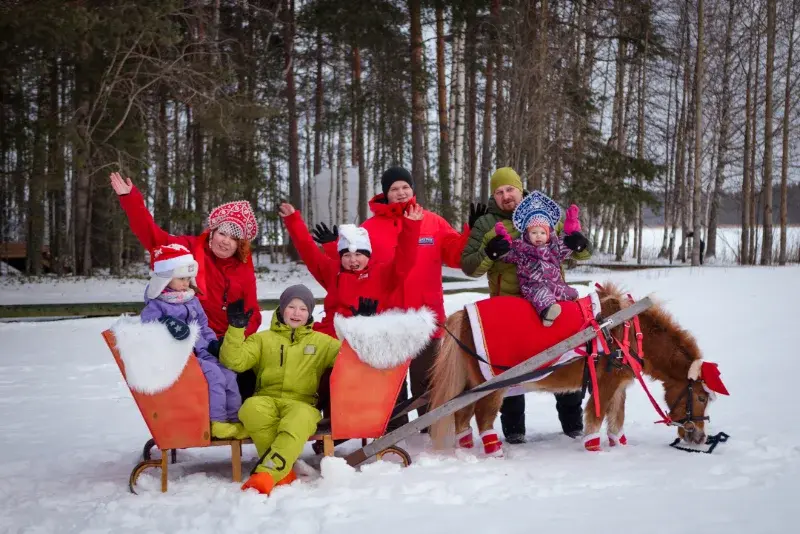Новогодняя атмосфера в загородном глэмпинге