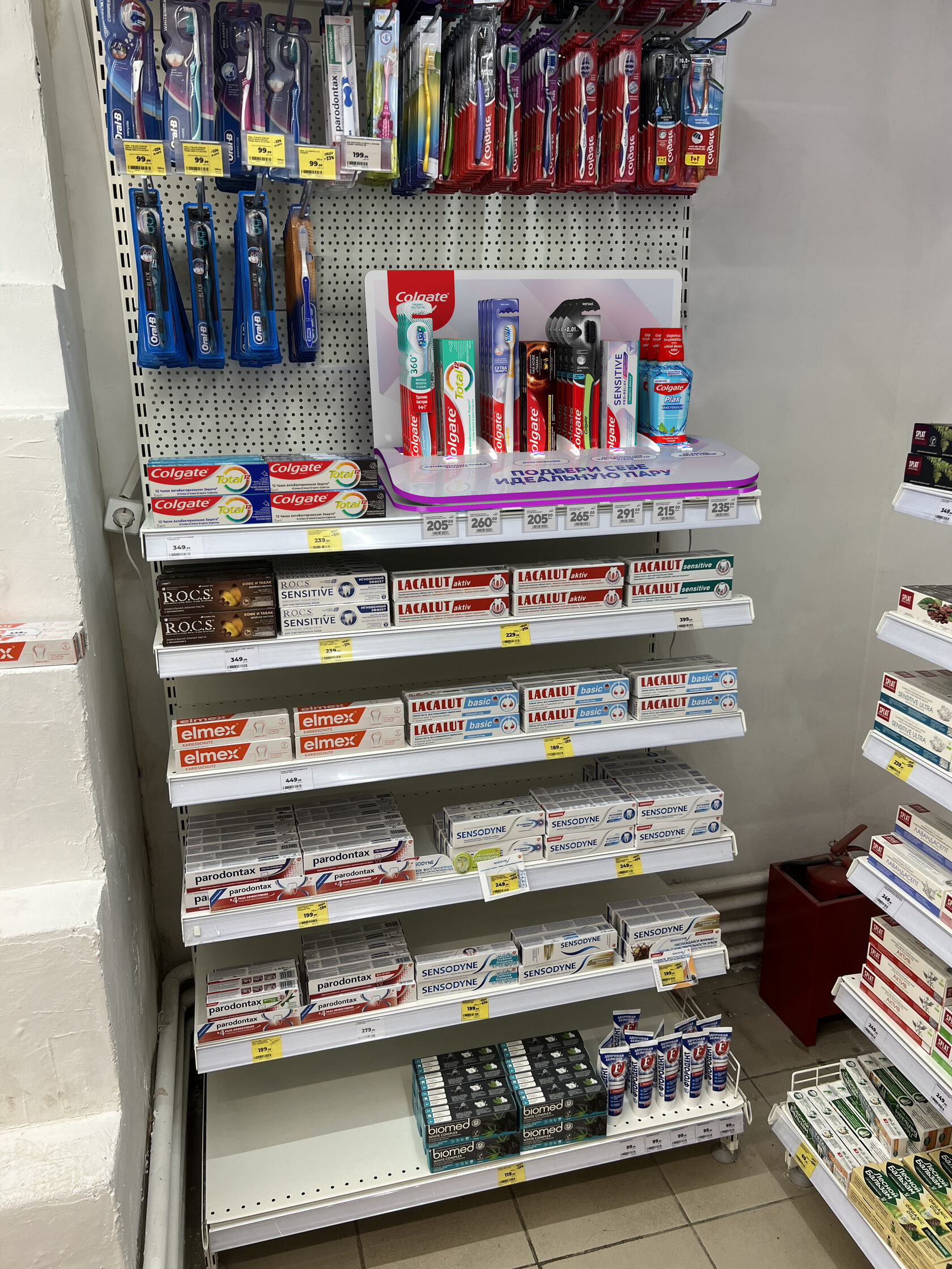 Дизайн полочного дисплея Colgate для сети Магнит-Косметик
