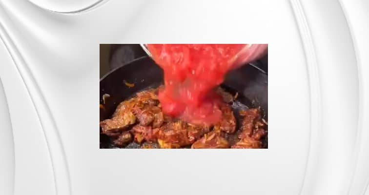 Приготовление шакшуки с мясом и фетой на сковороде: шаг 7