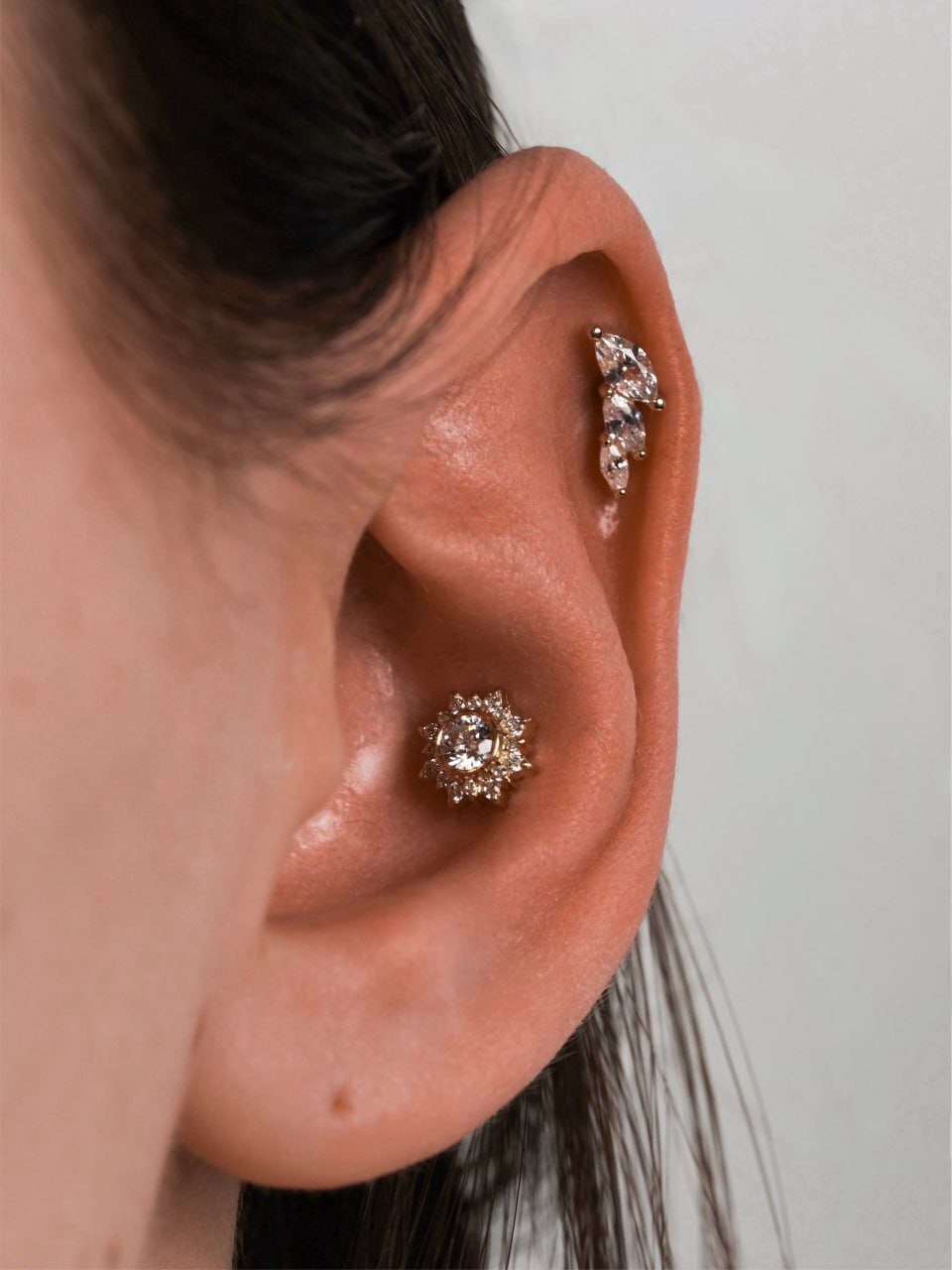 Прокол хеликс с украшением крупным планом