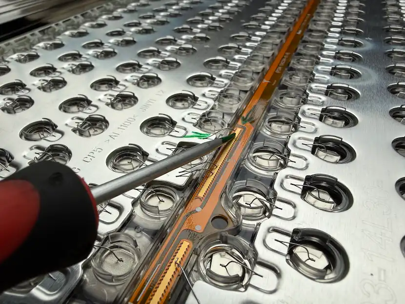 Tesla Hochvoltbatterie ausgebaut in der Werkstatt